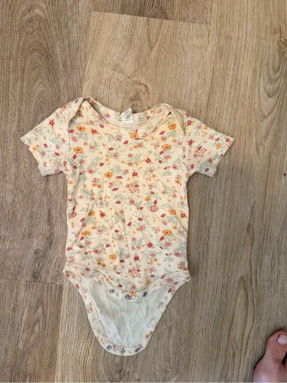 Colored Organics Cream Floral Short-Sleeve Baby Bodysuit
